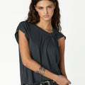 PLEATS ANTHRACITE T-SHIRT