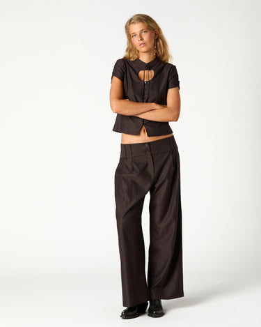 PANTALON PLIEGUE RAYA MARRON