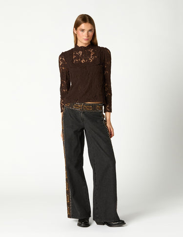 PANTALÓN BORDADO LATERAL DENIM BLACK