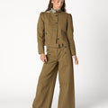 PANTALÓN BOLSILLOS BOTÓN KHAKI