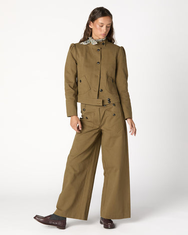 PANTALÓN BOLSILLOS BOTÓN KHAKI