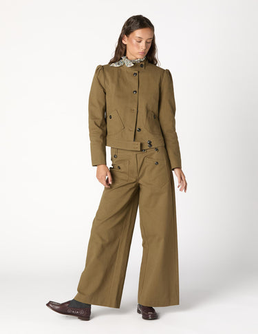 PANTALÓN BOLSILLOS BOTÓN KHAKI