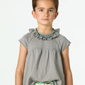 CAMISETA CUELLO VOLANTE GREY