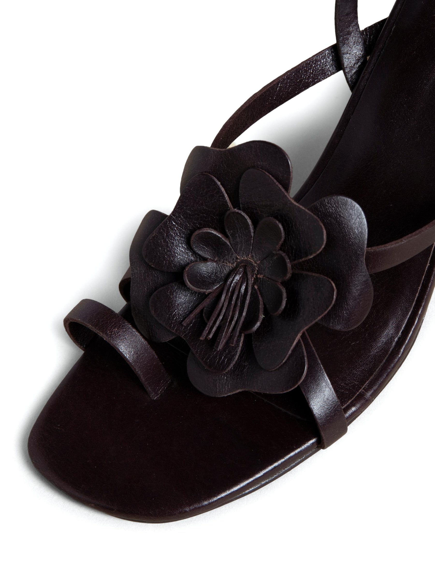 SANDALIA TACÓN FLOR MARRÓN