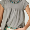 CAMISETA CUELLO VOLANTE GREY