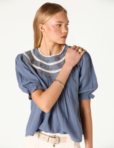 EMBROIDERED STRAP SHIRT ANILINE BLUE