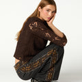 PANTALÓN BORDADO LATERAL DENIM BLACK