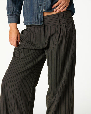 PANTALON PLIEGUE RAYA ANTRACITA