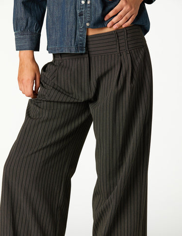 PANTALON PLIEGUE RAYA ANTRACITA