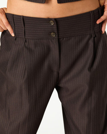 PANTALON PLIEGUE RAYA MARRON