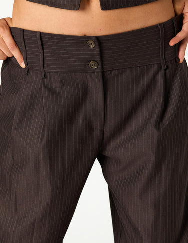 PANTALON PLIEGUE RAYA MARRON