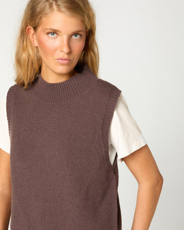 ROUND NECK VEST CHOCOLATE