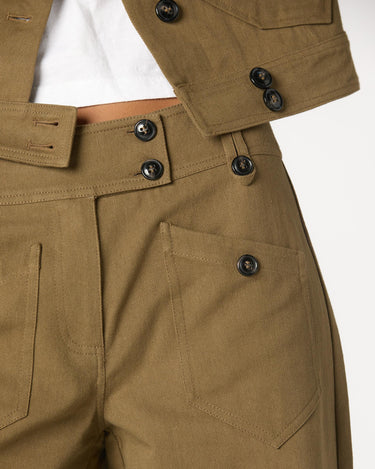 PANTALÓN BOLSILLOS BOTÓN KHAKI