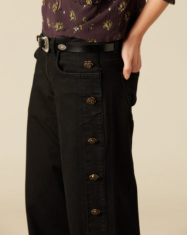 DENIM BOTÓN LATERAL FLOR NEGRO