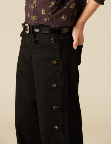 DENIM BOTÓN LATERAL FLOR NEGRO
