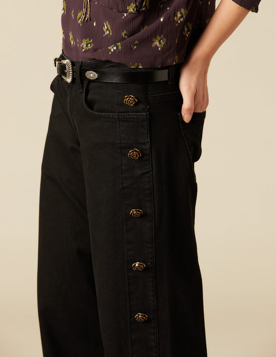 DENIM BOTÓN LATERAL FLOR NEGRO