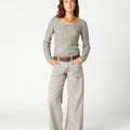 PANTALÓN GRIS CLARO BOLSILLOS COSTURAS