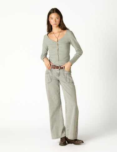 PANTALÓN GRIS CLARO BOLSILLOS COSTURAS