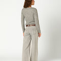 PANTALÓN GRIS CLARO BOLSILLOS COSTURAS