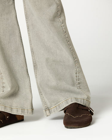 PANTALÓN GRIS CLARO TACHAS MINI