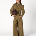 PANTALÓN BOLSILLOS BOTÓN KHAKI