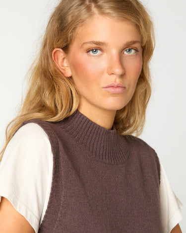 ROUND NECK VEST CHOCOLATE