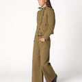 PANTALÓN BOLSILLOS BOTÓN KHAKI
