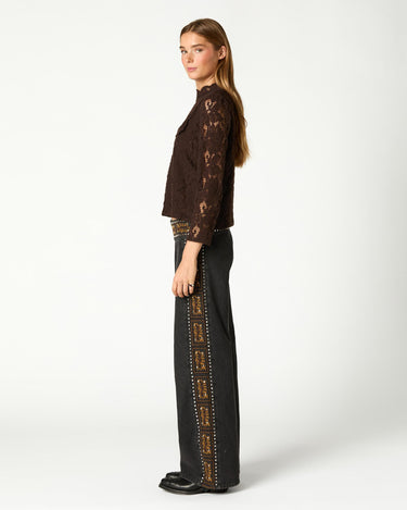 PANTALÓN BORDADO LATERAL DENIM BLACK