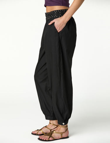 PANTALON BOMBACHO TACHUELAS NEGRO
