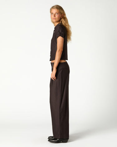 PANTALON PLIEGUE RAYA MARRON