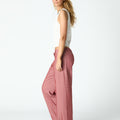 PANTALON RAYAS TACHAS ROJO