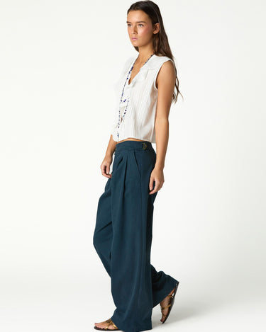 WHITE RUFFLED SLEEVELESS TOP