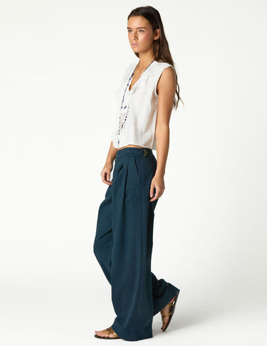 WHITE RUFFLED SLEEVELESS TOP