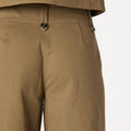 PANTALÓN BOLSILLOS BOTÓN KHAKI