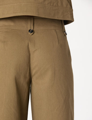 PANTALÓN BOLSILLOS BOTÓN KHAKI