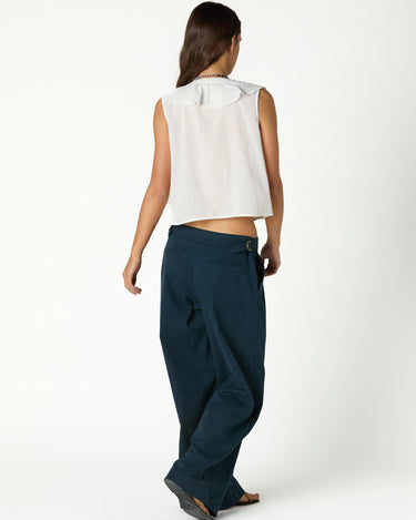 WHITE RUFFLED SLEEVELESS TOP