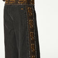PANTALÓN BORDADO LATERAL DENIM BLACK