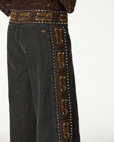 PANTALÓN BORDADO LATERAL DENIM BLACK