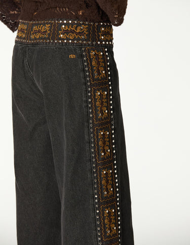 PANTALÓN BORDADO LATERAL DENIM BLACK
