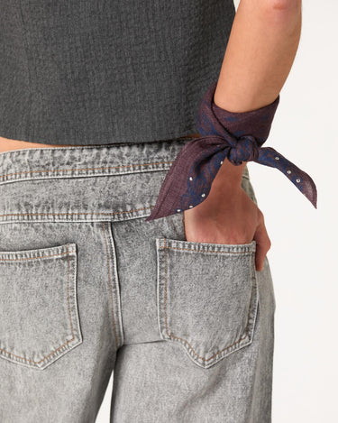PANTALÓN HEBILLAS GRIS
