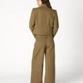 PANTALÓN BOLSILLOS BOTÓN KHAKI