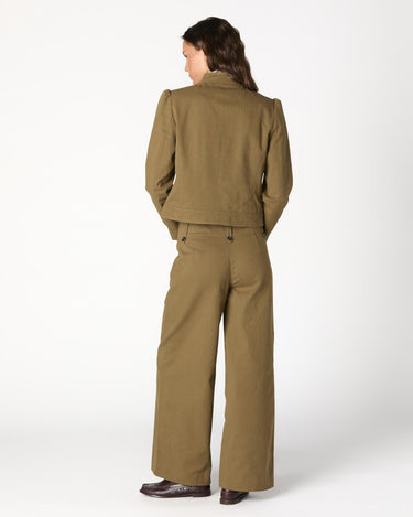 PANTALÓN BOLSILLOS BOTÓN KHAKI