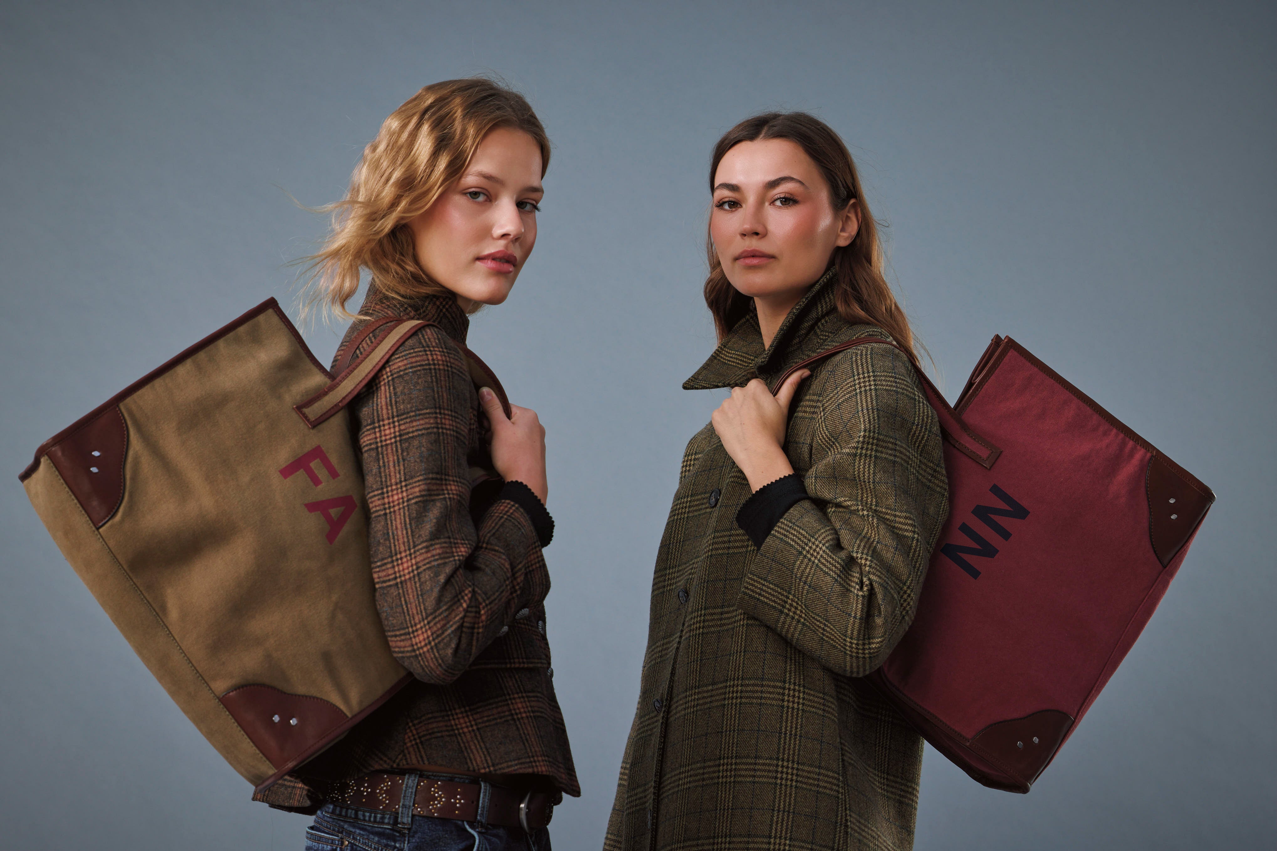 A timeless classic with a personal touch. Choose your bag color, select your initials, and find your favorite combination.​