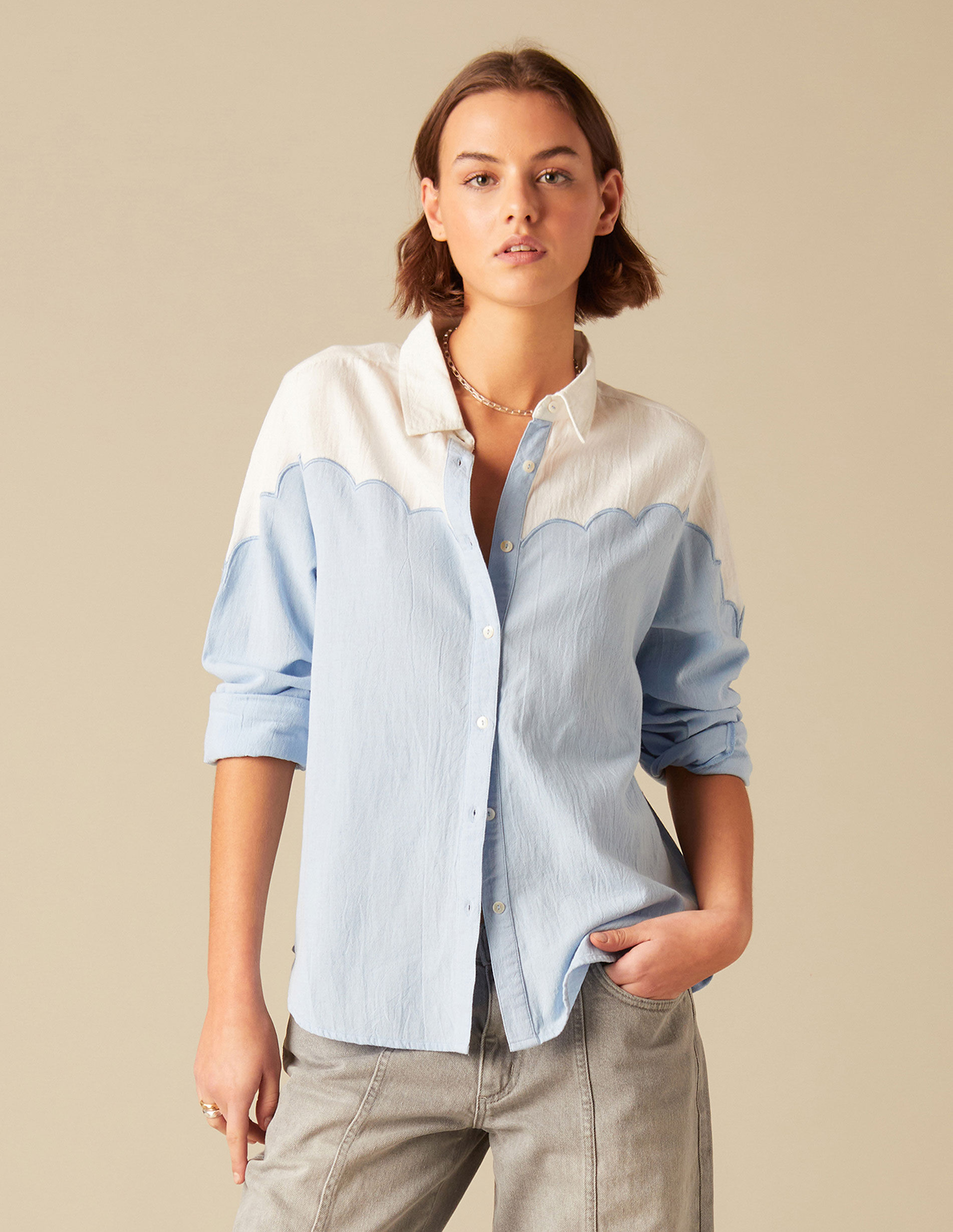 Pantalon gris camisa online azul marino