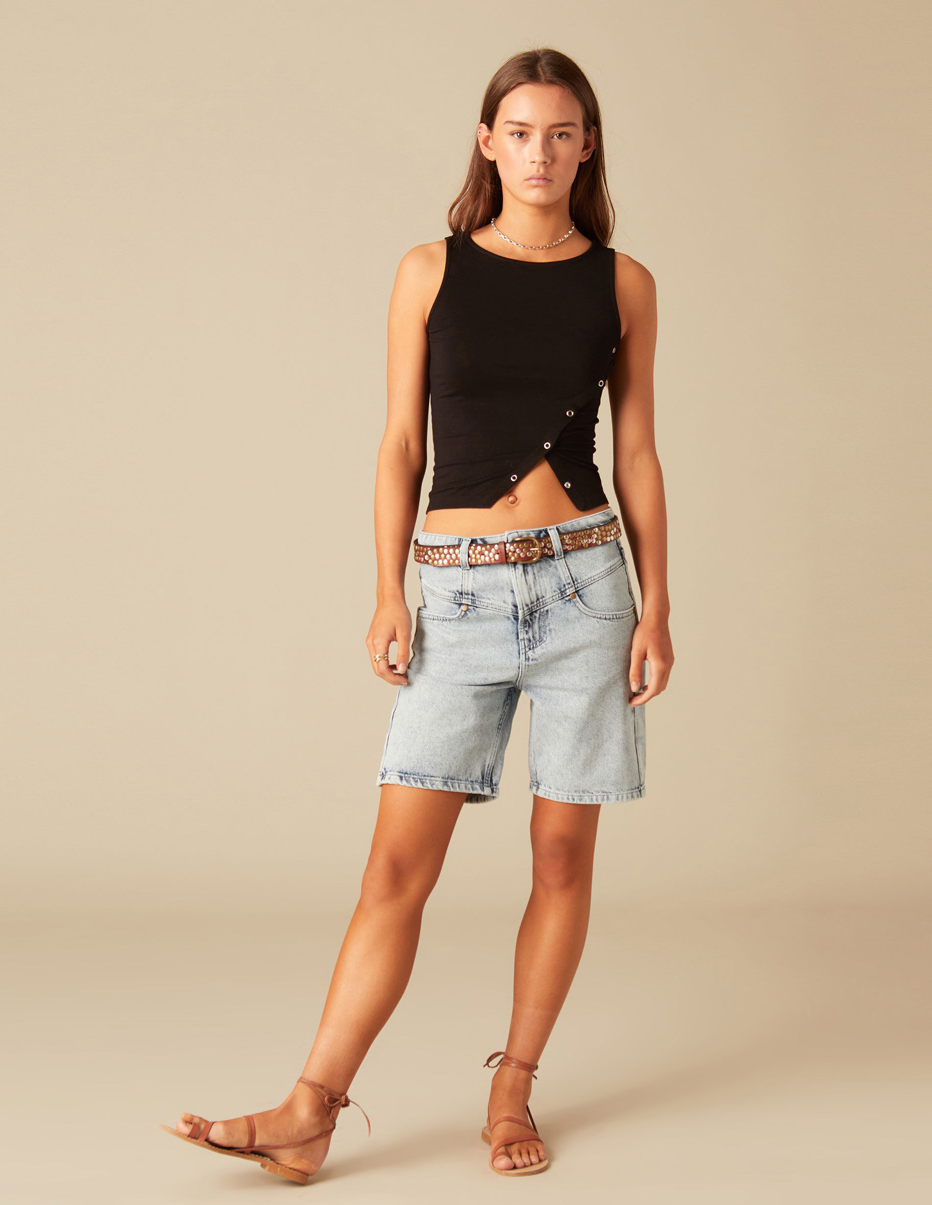 Chica en shorts discount cortos